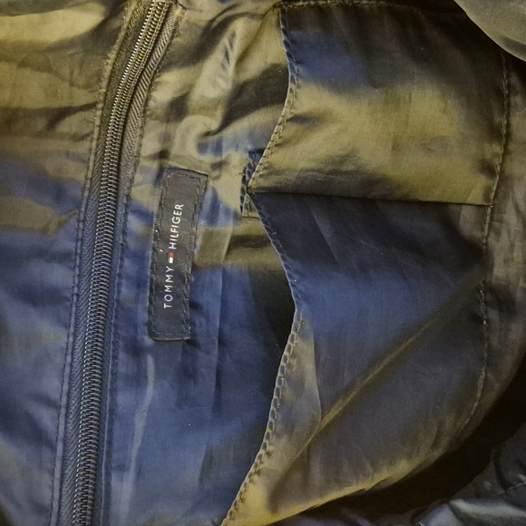 Tommy Hilfiger Stylish Blue and Red Men's Medium Size Weekend Bag - Picture 3 of 6